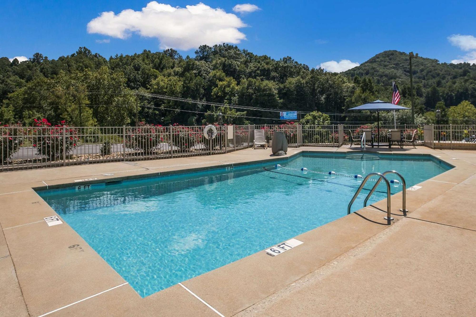 Clarion Pointe Sylva Near Cherokee Area Dillsboro Exterior photo