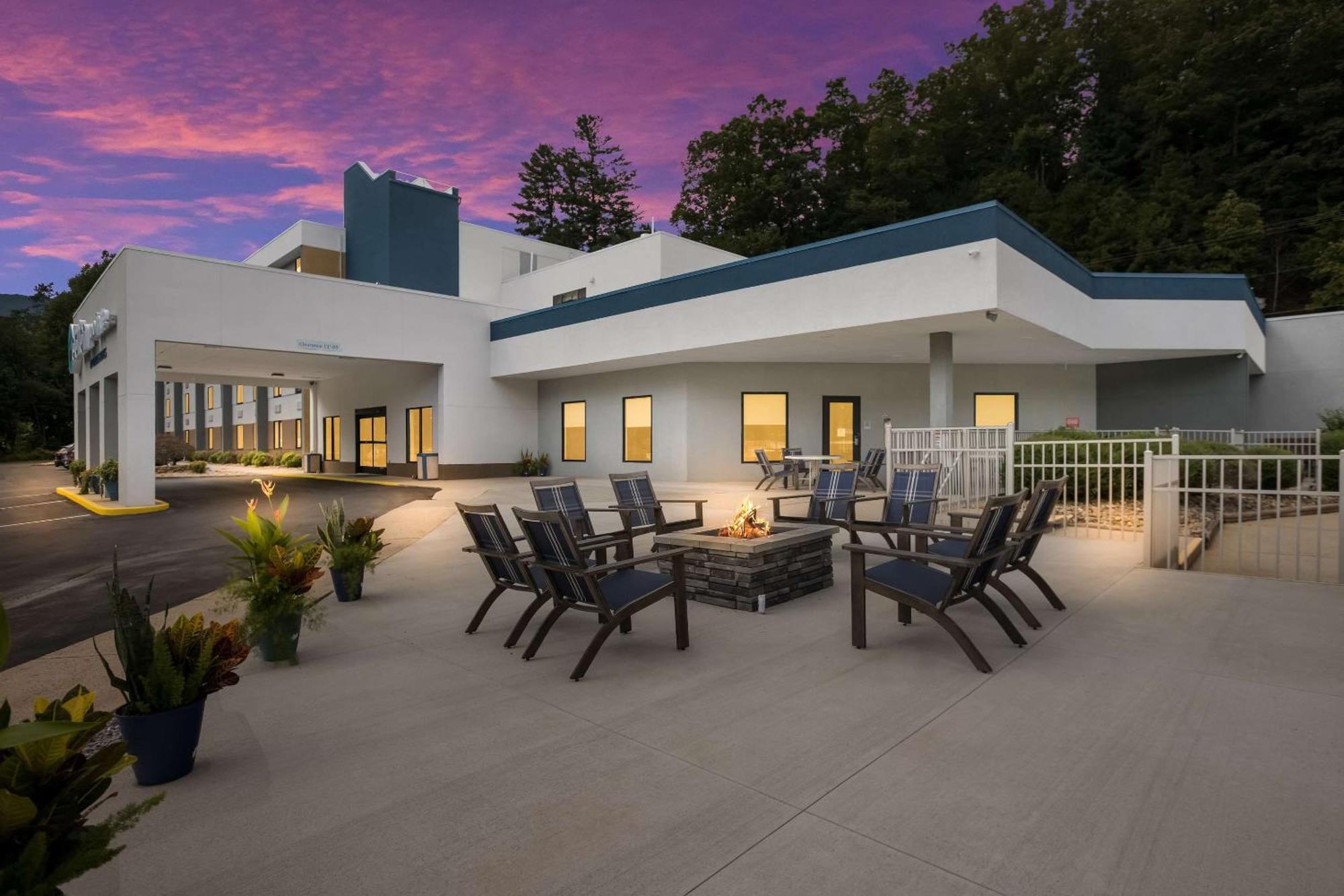 Clarion Pointe Sylva Near Cherokee Area Dillsboro Exterior photo